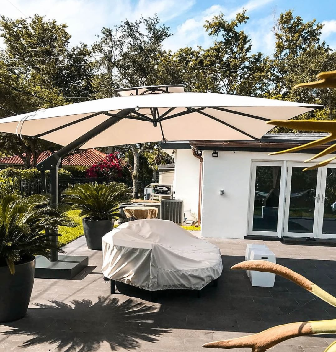 cantilever-patio-umbrella