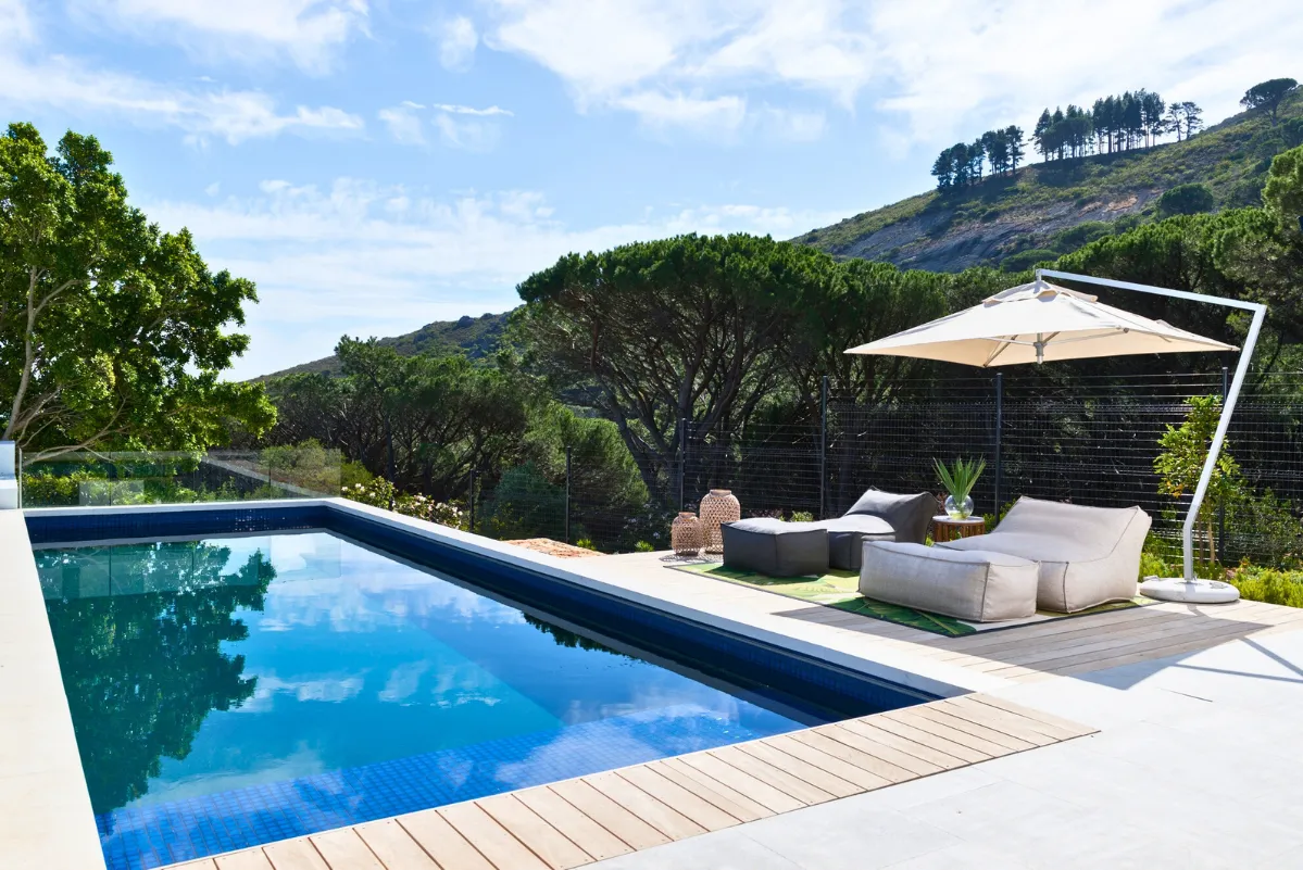 cantilever_umbrellas_images.images.1740556839053