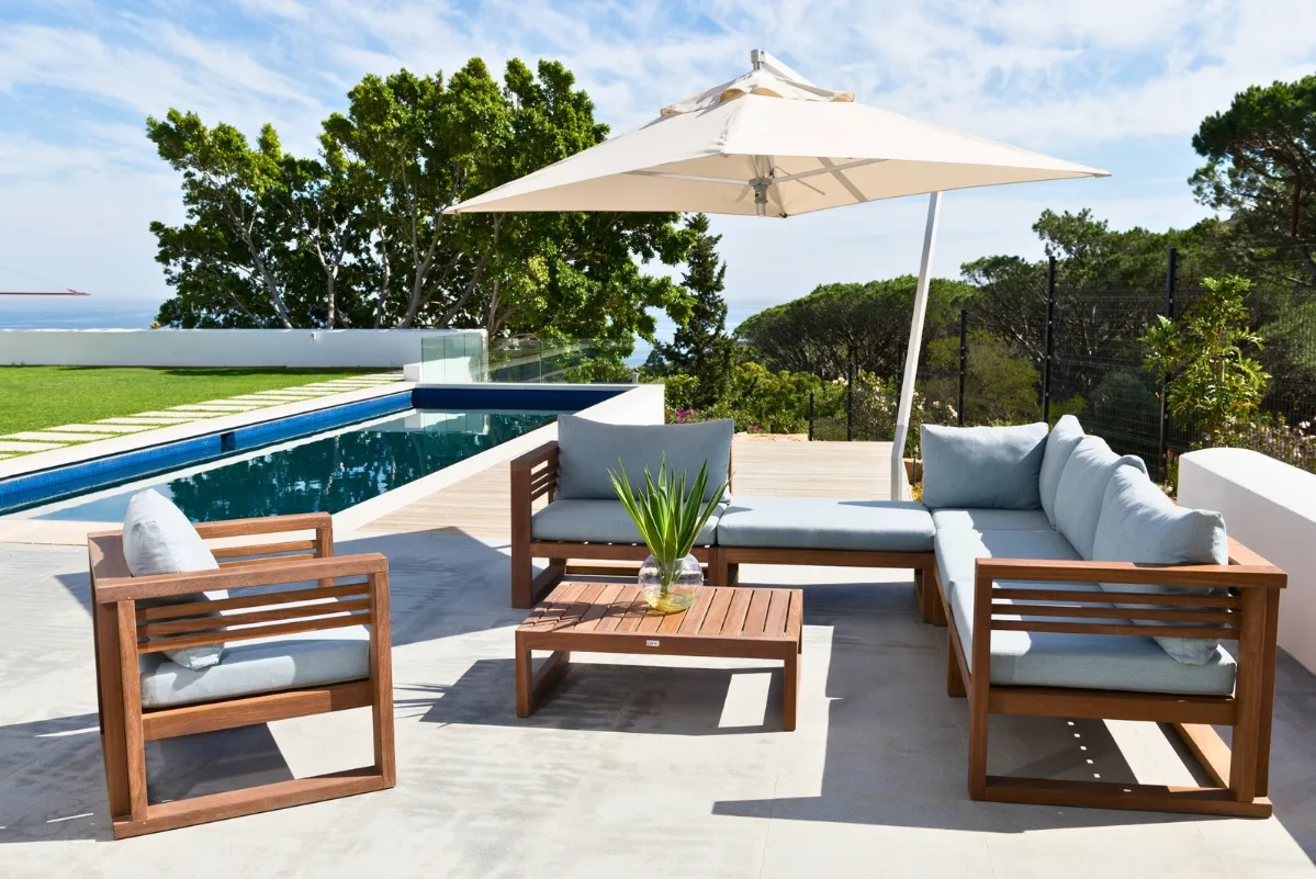 cantilever_umbrellas_images.images.1740556840310