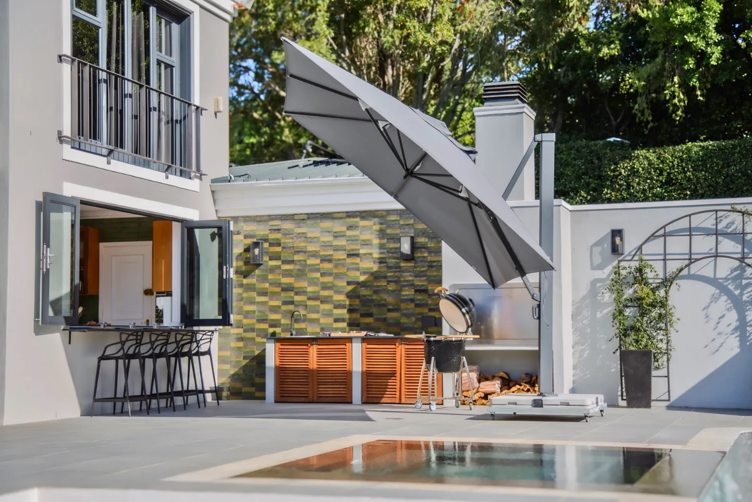 cantilever_umbrellas_images.images.1740556840557