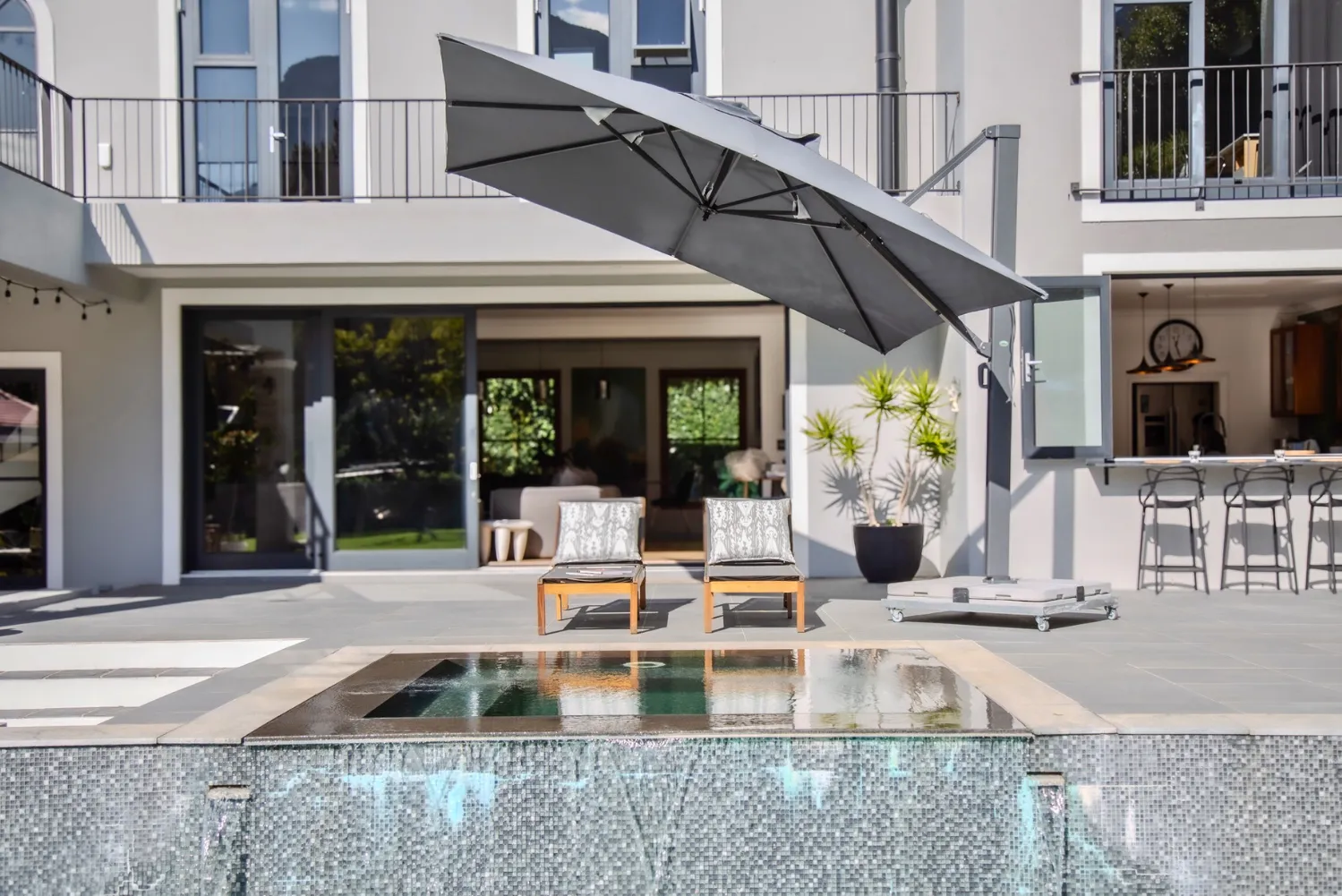 cantilever_umbrellas_images.images.1740556840928