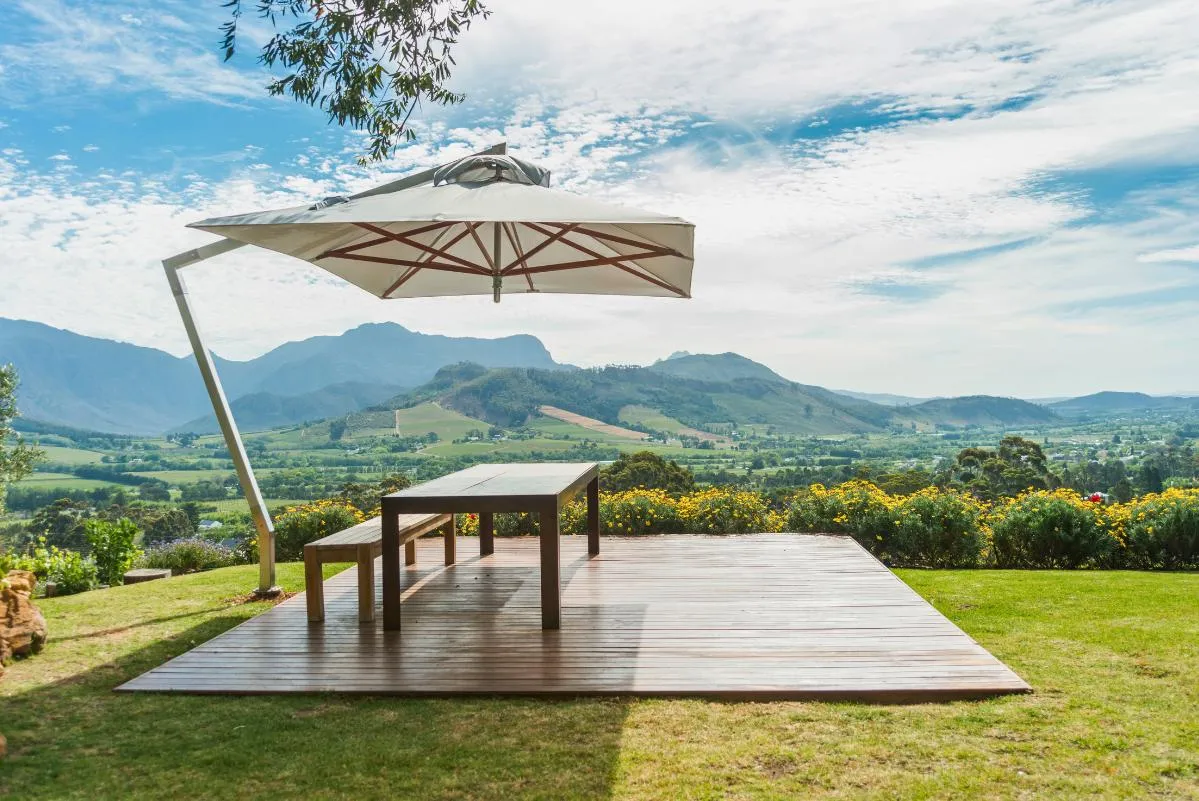 cantilever_umbrellas_images.images.1740556844247