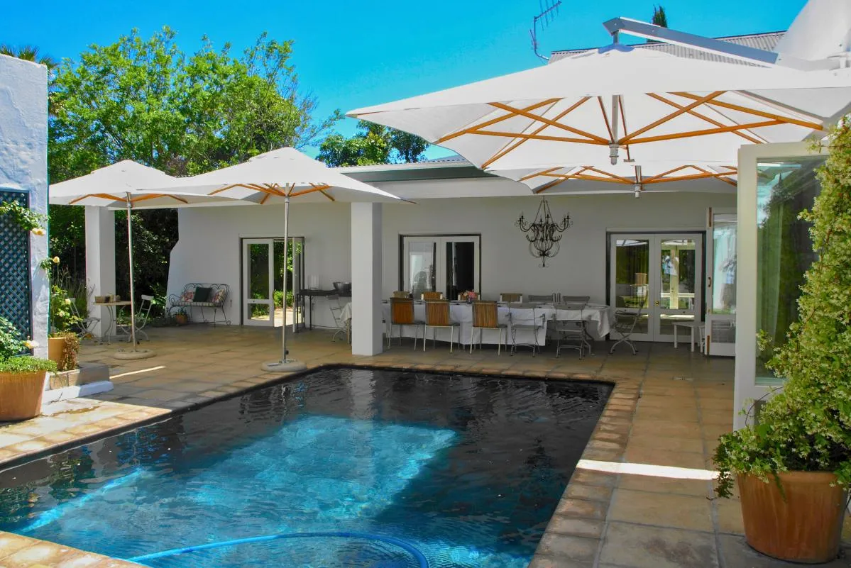 cantilever_umbrellas_images.images.1740556845251