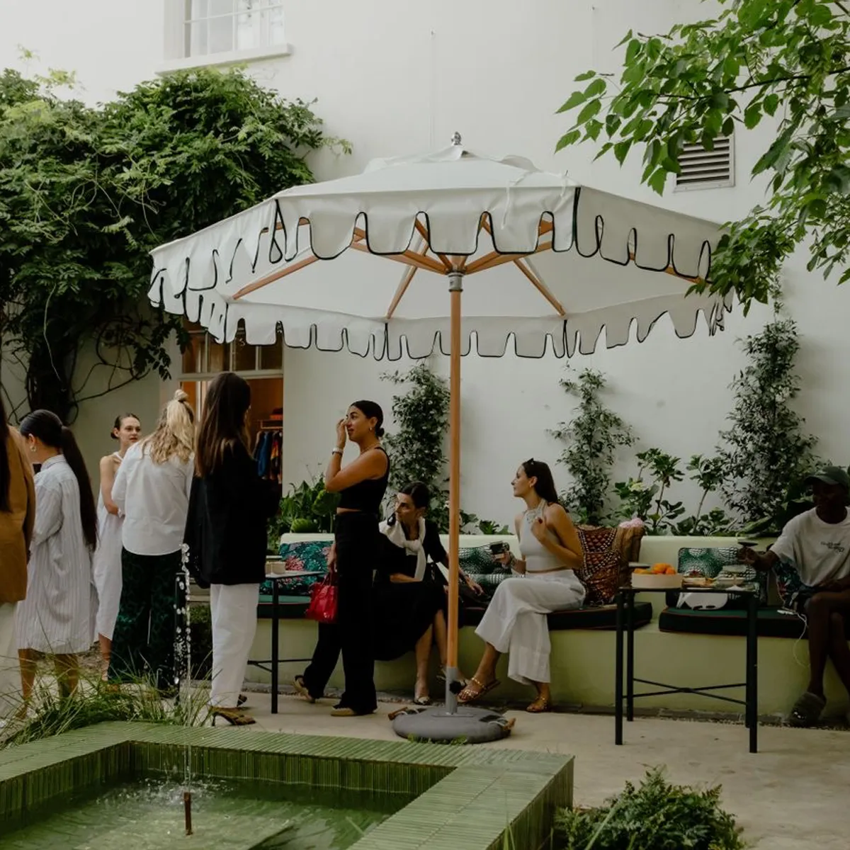 center_pole_umbrellas_images.images.1740557102361