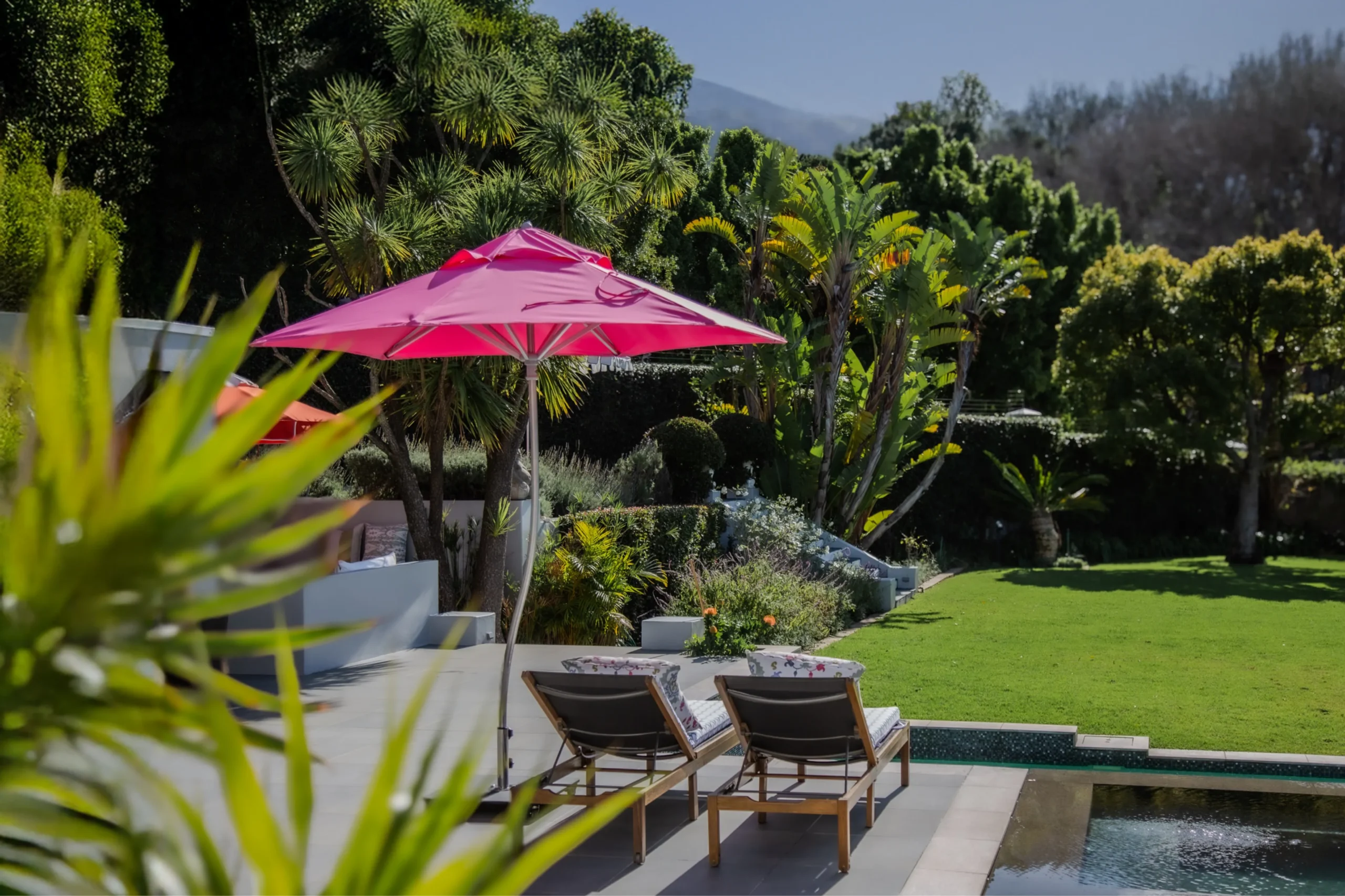 center_pole_umbrellas_images.images.1740557126474