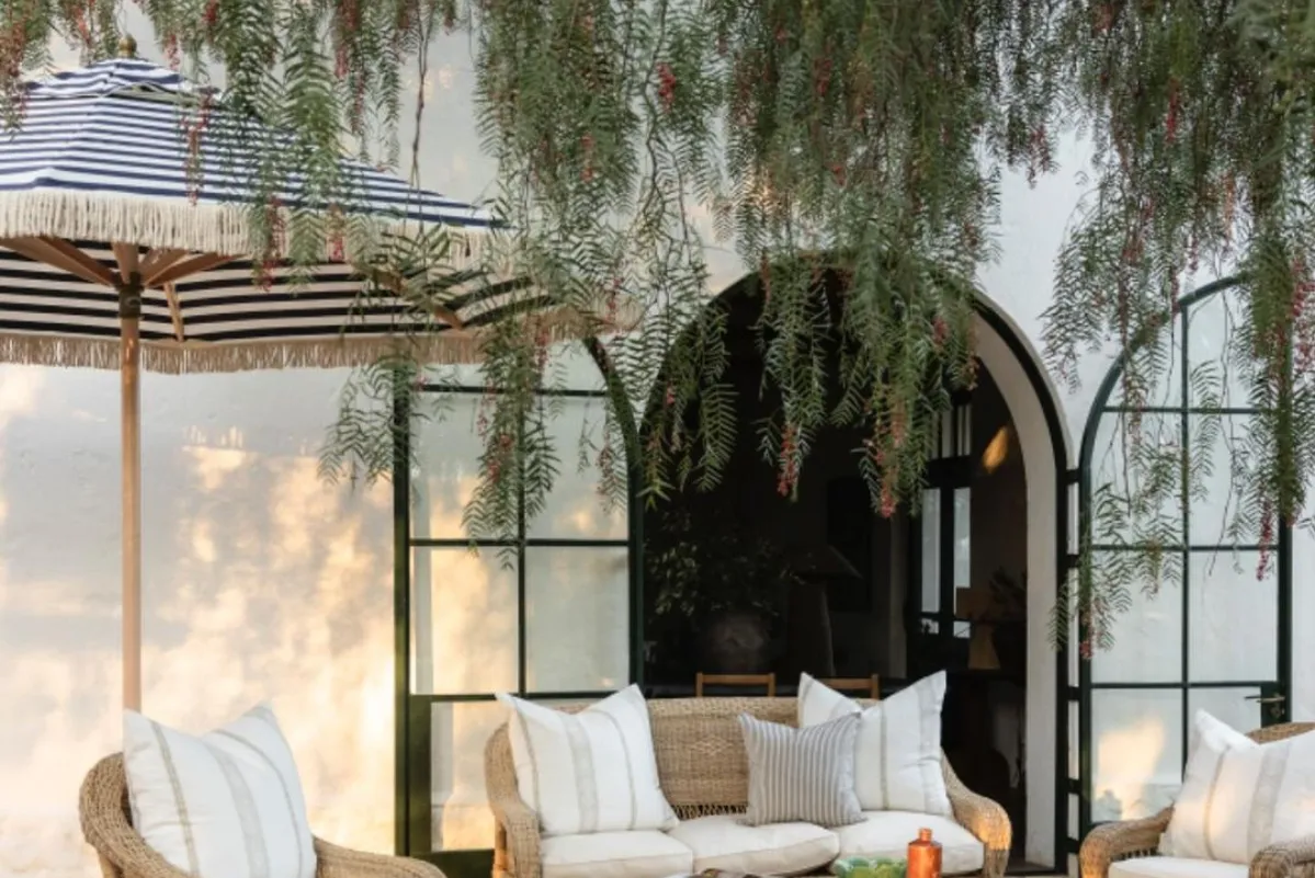 center_pole_umbrellas_images.images.1740557136511