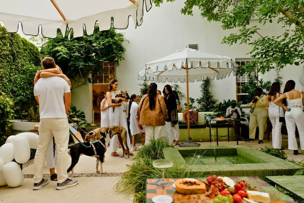 center_pole_umbrellas_images.images.1740557137043