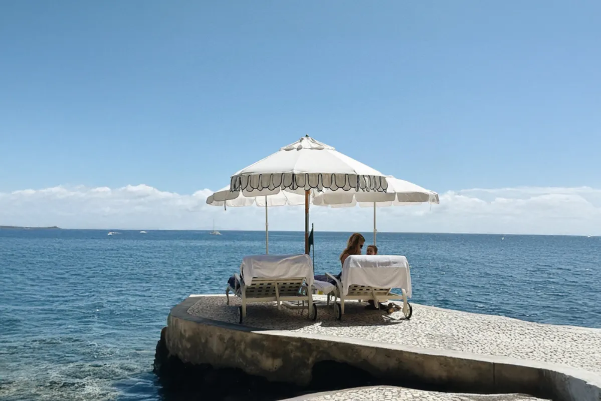 center_pole_umbrellas_images.images.1740557137728