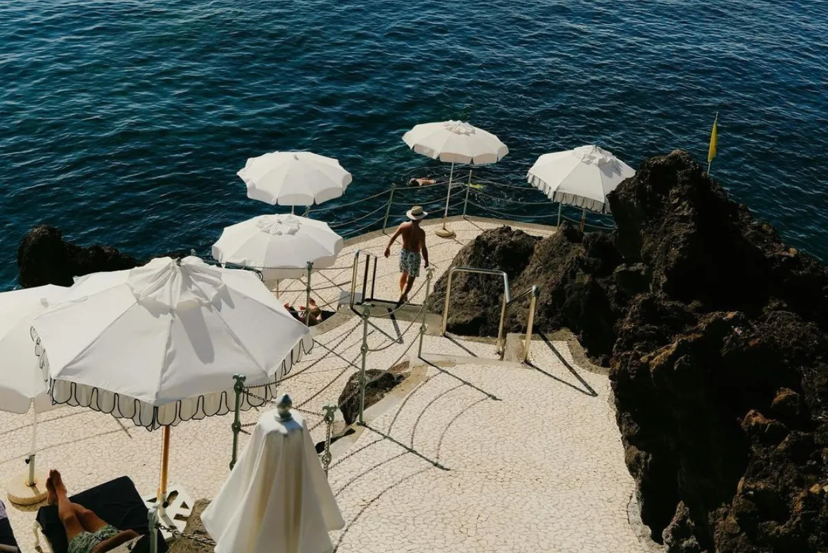 center_pole_umbrellas_images.images.1740557138328