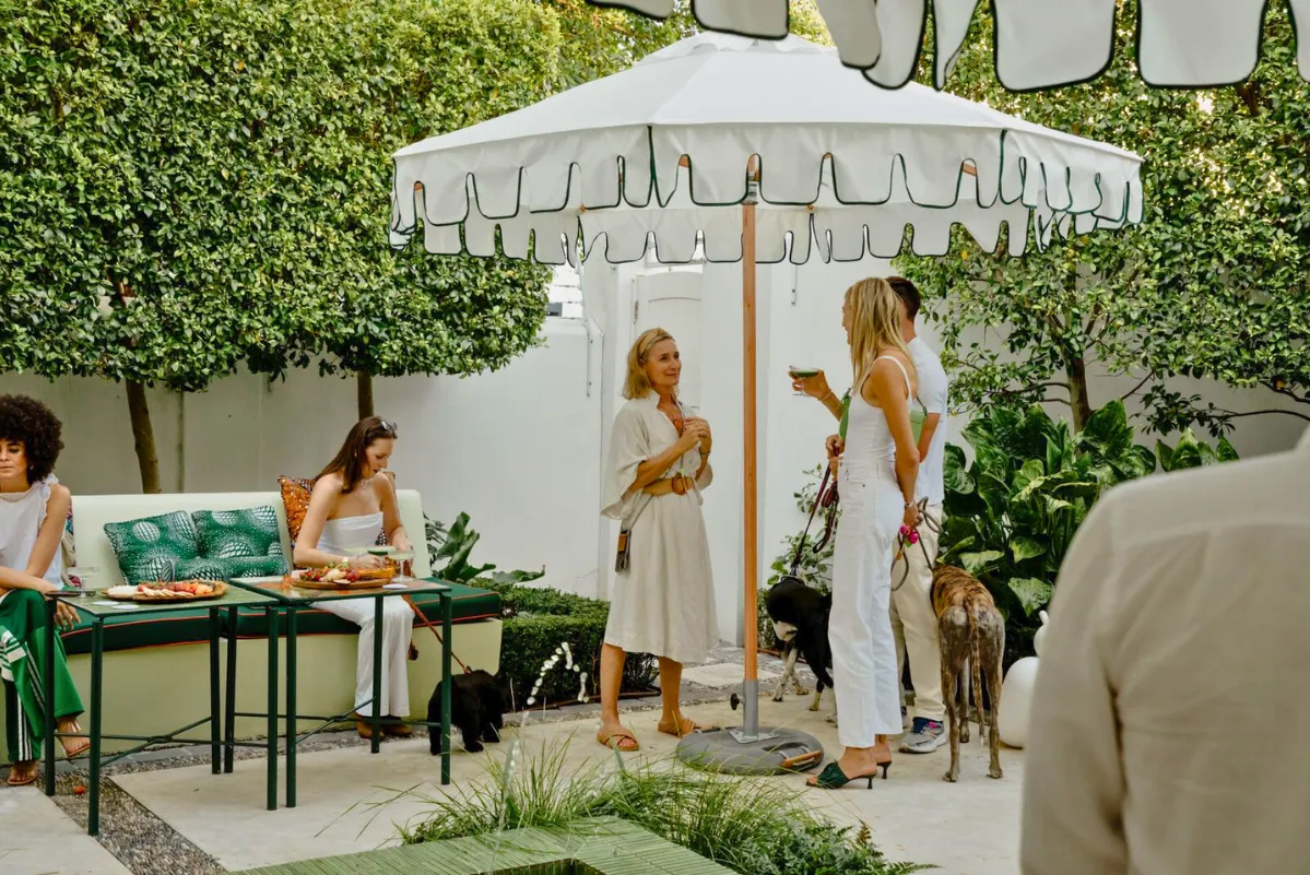 center_pole_umbrellas_images.images.1740557138651