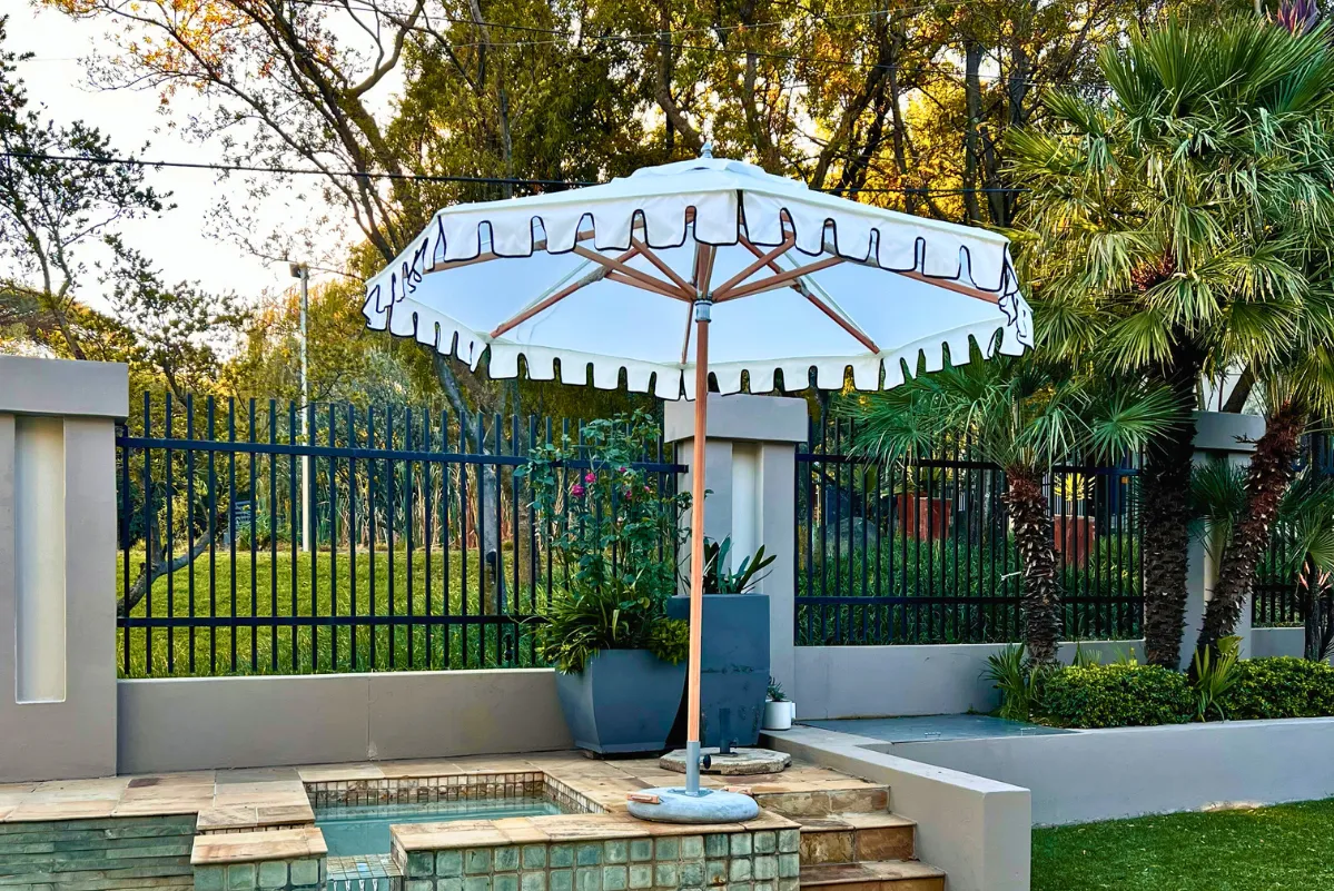 center_pole_umbrellas_images.images.1740557139815