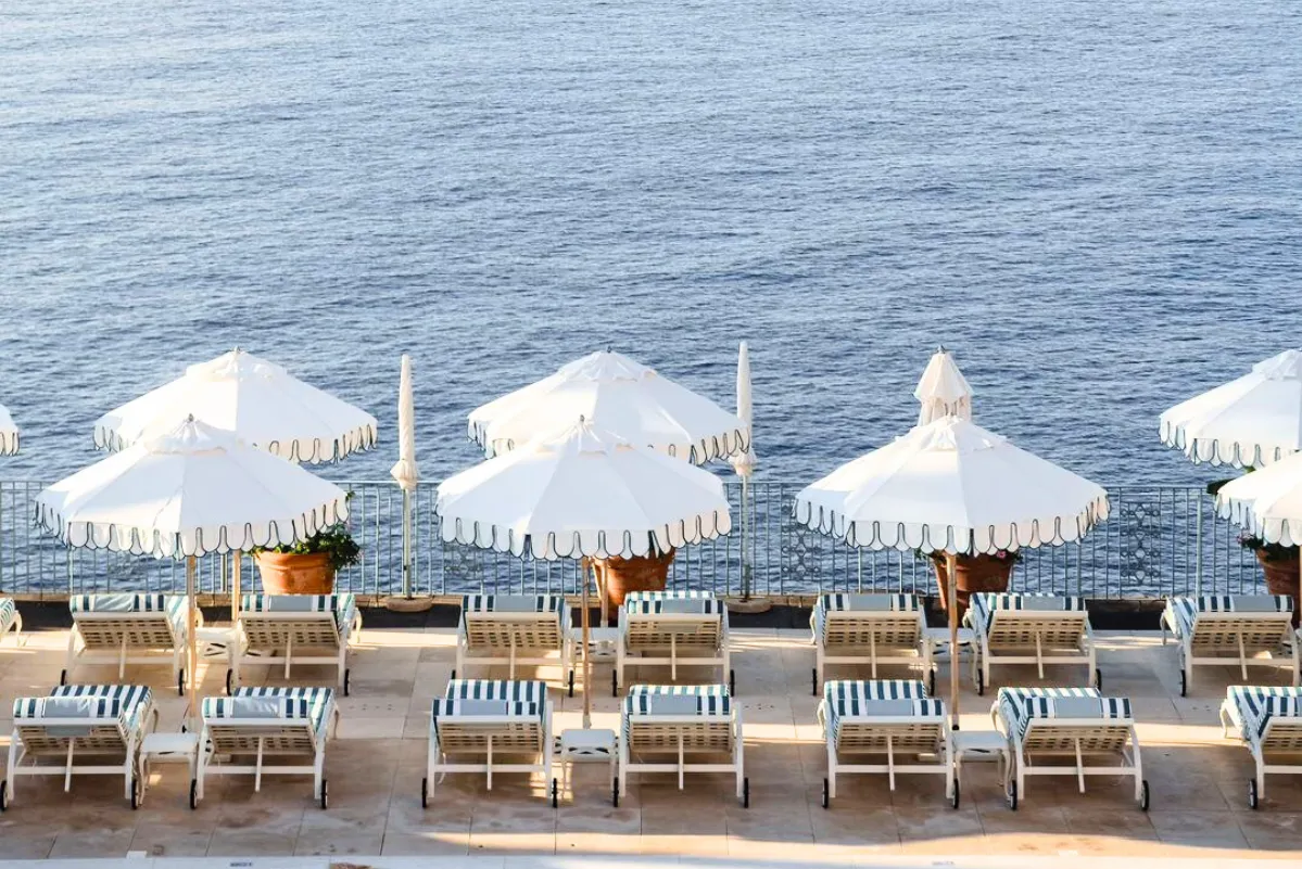 center_pole_umbrellas_images.images.1740557140615