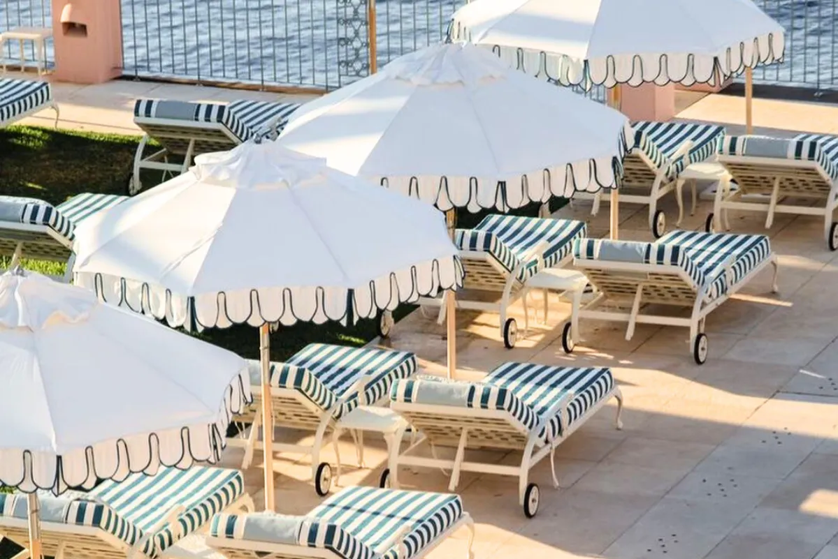 center_pole_umbrellas_images.images.1740557141027