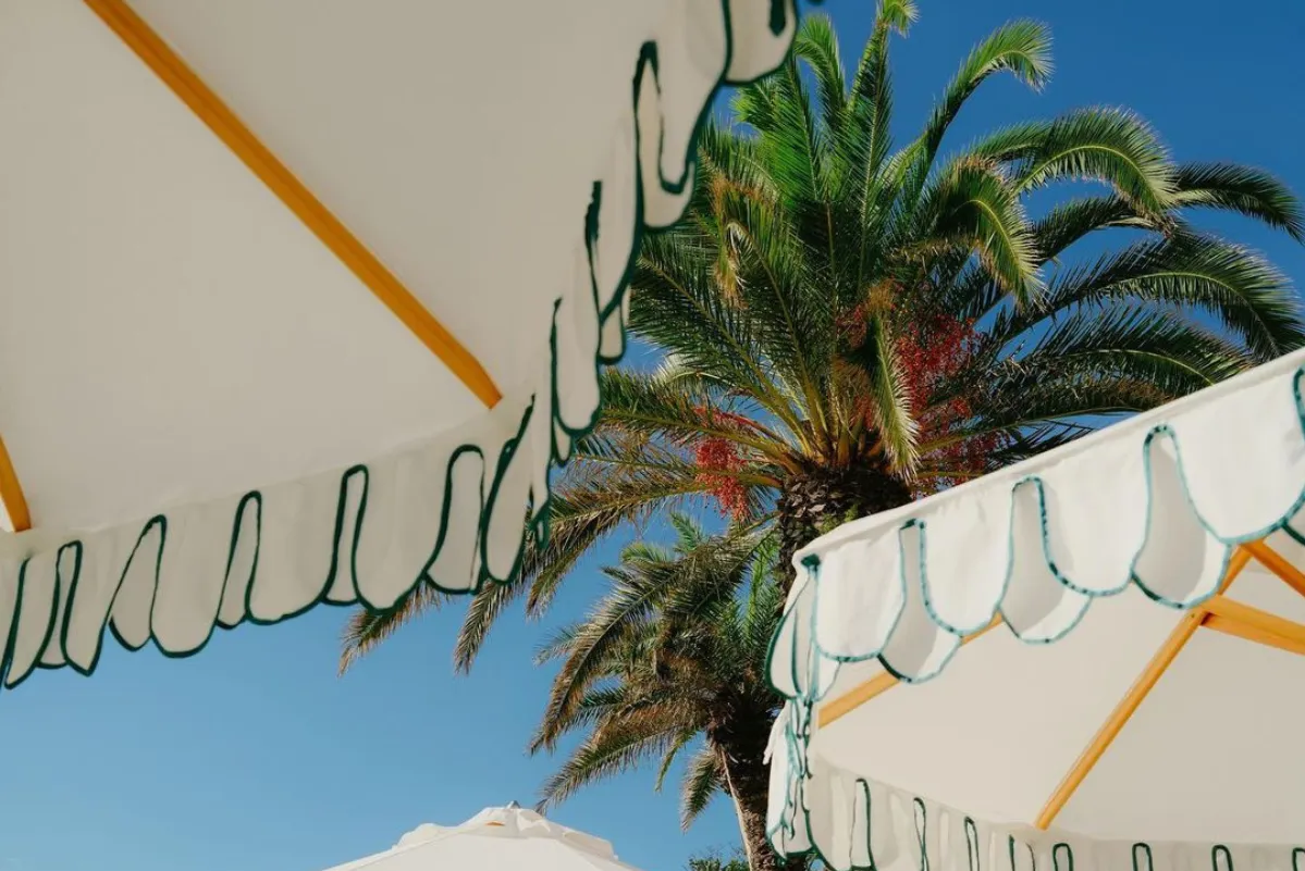 center_pole_umbrellas_images.images.1740557141404