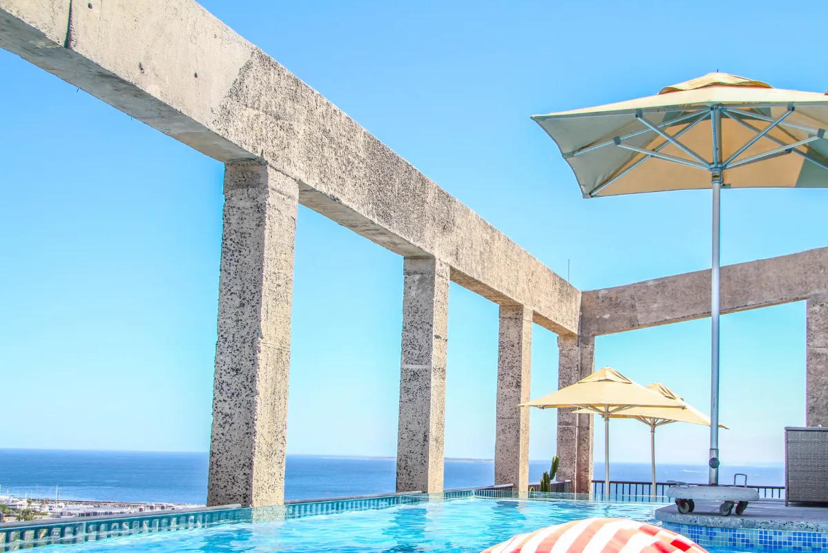 center_pole_umbrellas_images.images.1740557144627