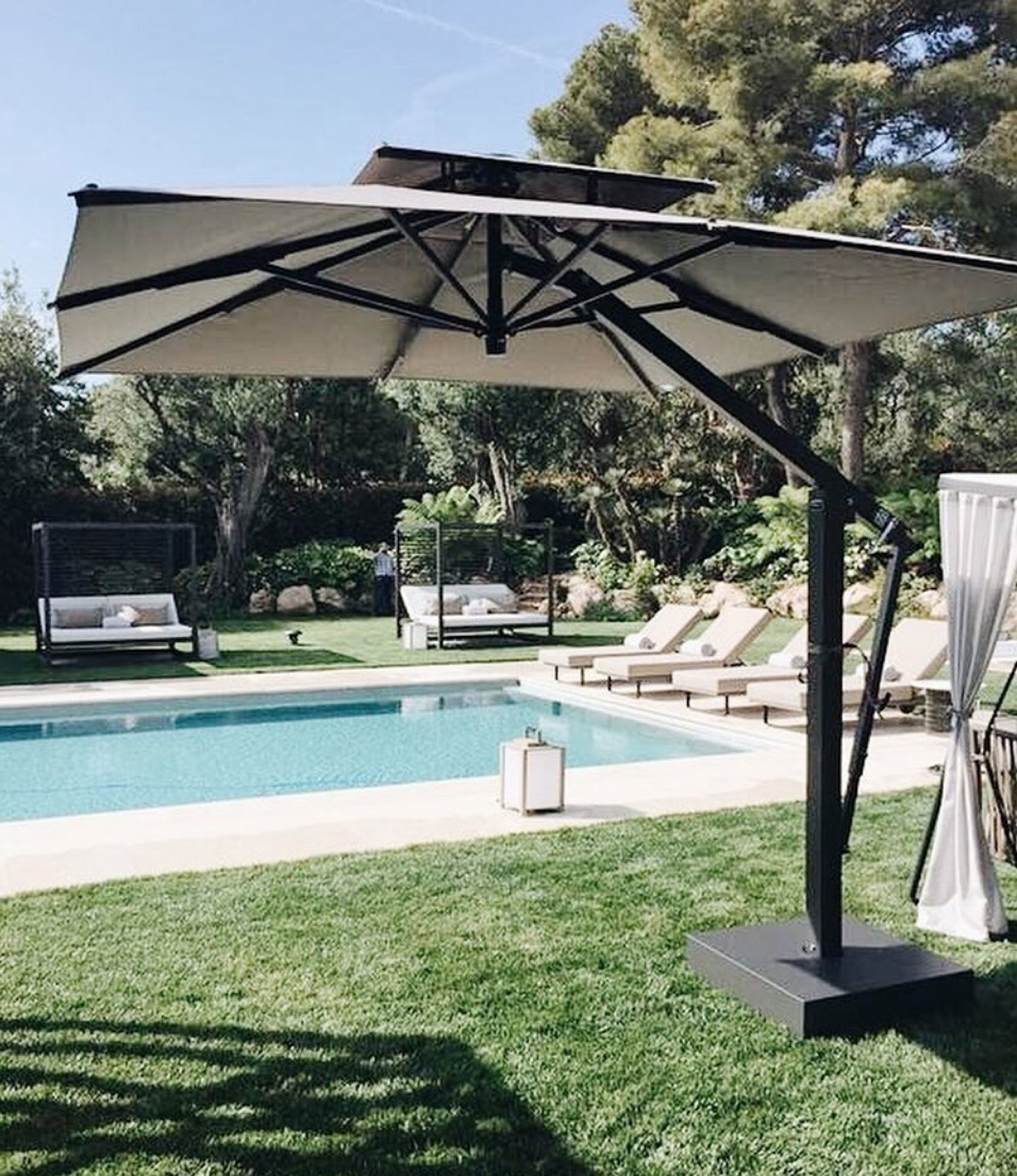 poolside-patio-cantilever-umbrella-high-end
